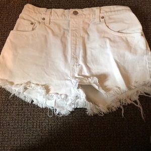 Cut off Levi shorts